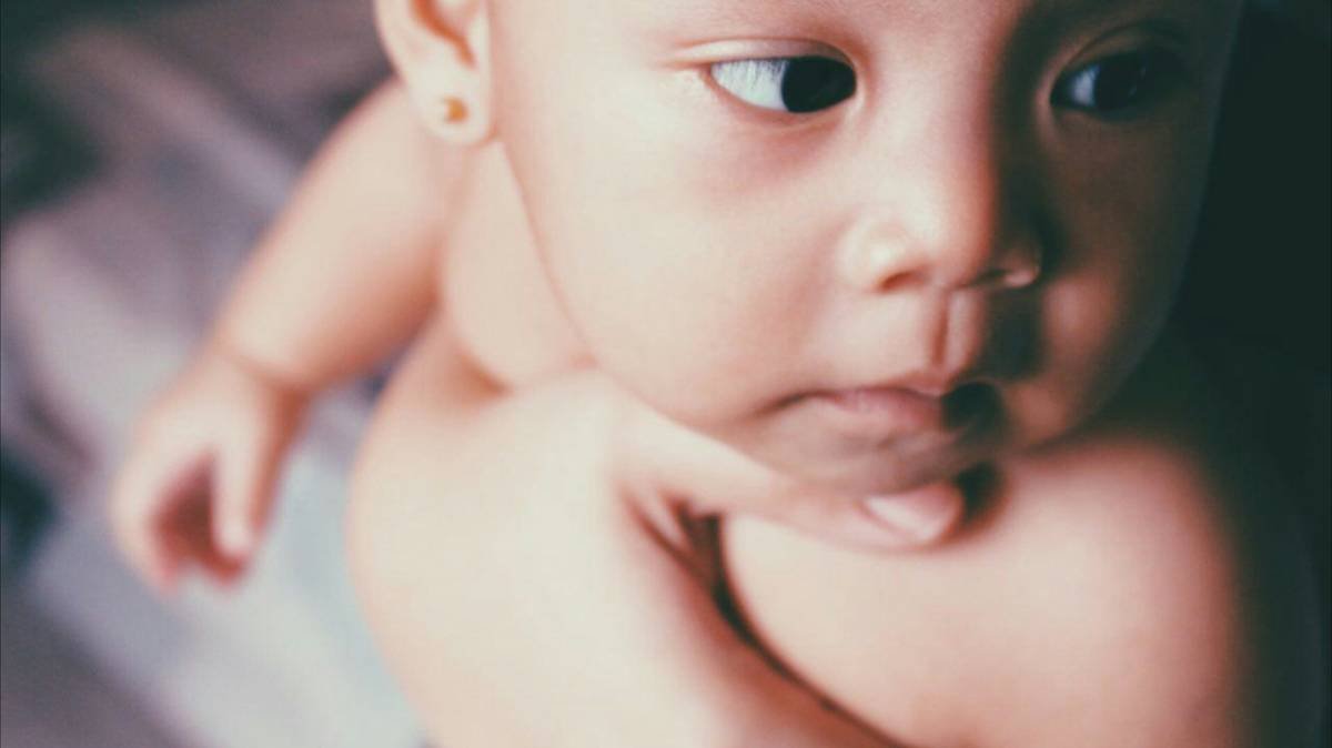 Infographic comparing baby vs adult skin structure showing thinner epidermis, higher absorption rate, and undeveloped moisture barrier in infants