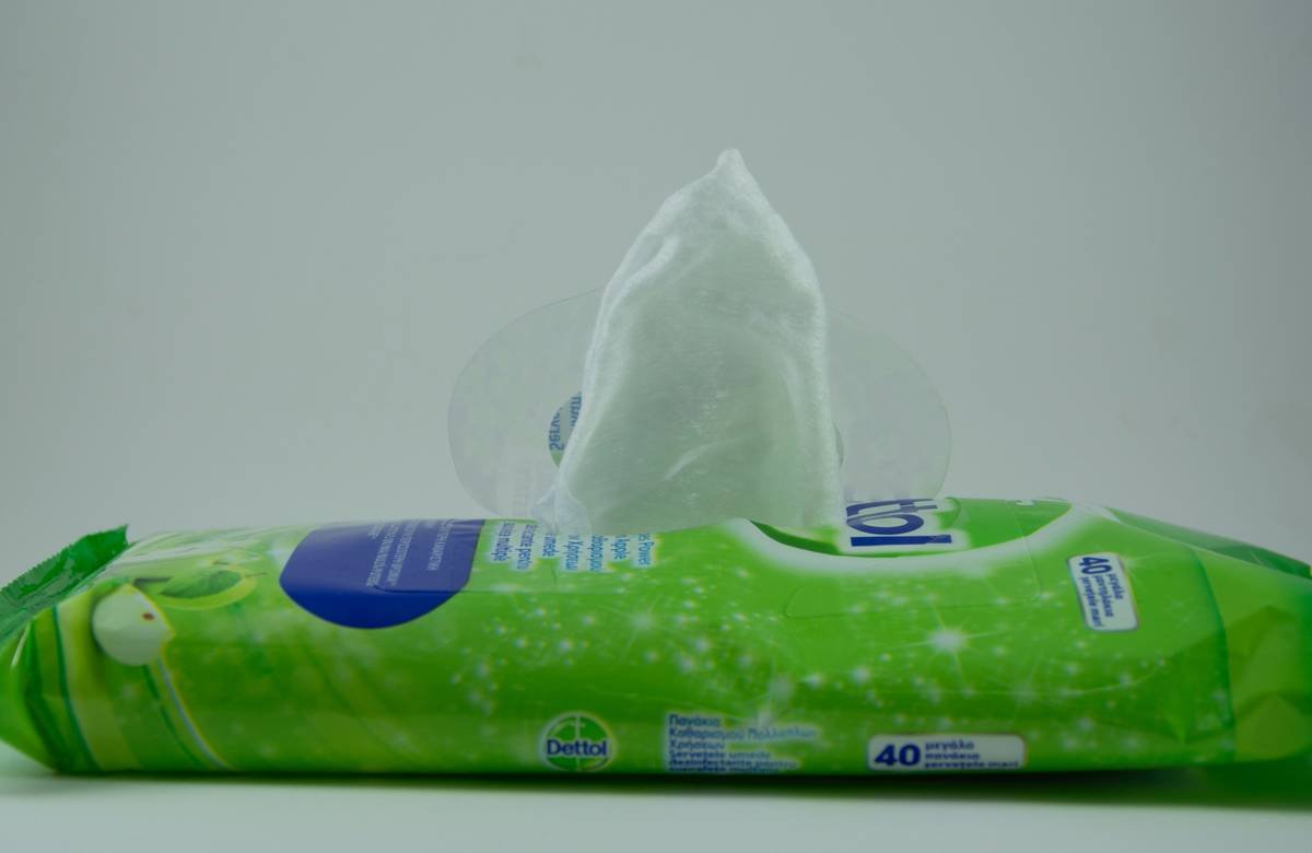 Infographic comparing conventional wipes (plastic fibers, synthetic chemicals) vs. true eco-friendly wipes (organic cotton, plant-based cleansers, compostable packaging)