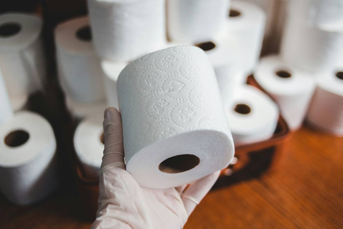 Comparison chart showing certifications for flushable organic wipes: NSF/ANSI 350, USDA Biobased, COSMOS Organic vs misleading labels like 'natural' or 'eco-friendly' without verification