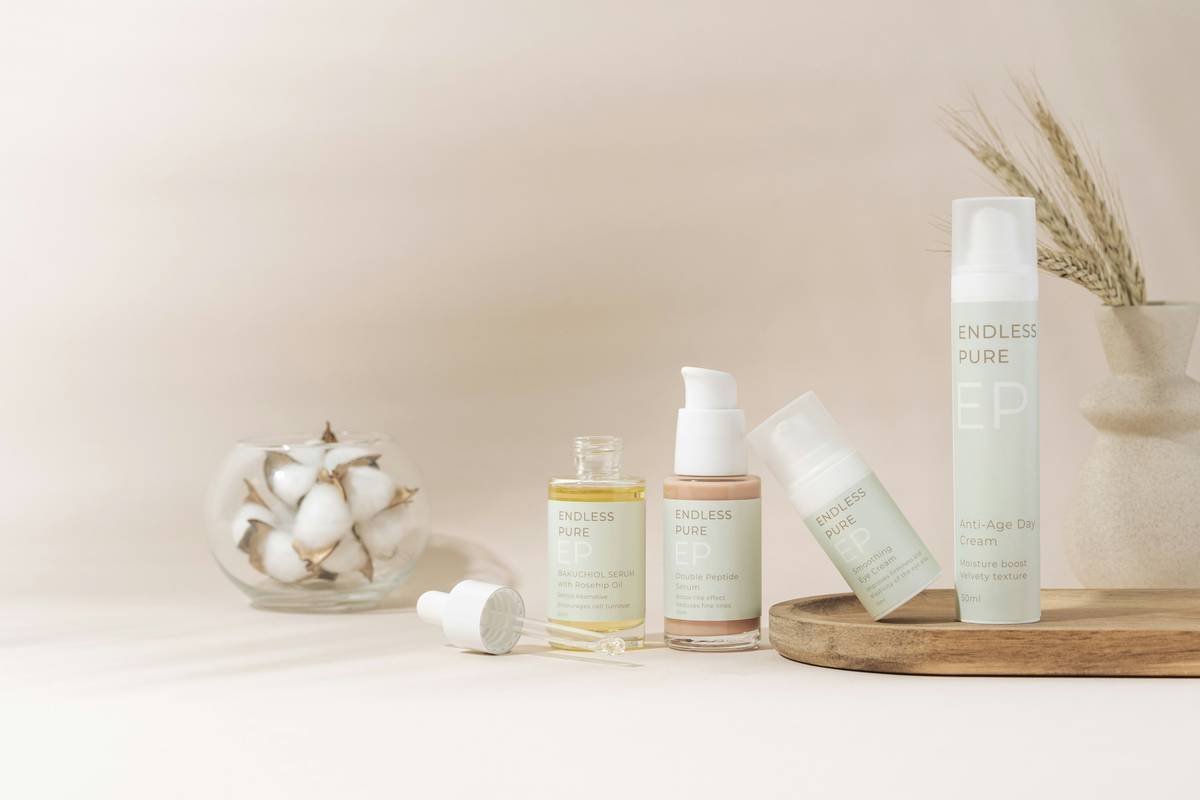 Infographic comparing harmful vs. safe ingredients in organic facial cleansing wipes