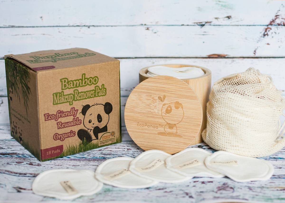 Infographic comparing toxic vs. safe ingredients in all natural wet wipes