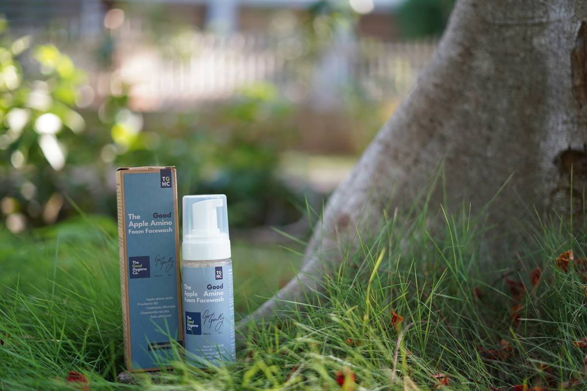 Infographic comparing harmful vs. safe ingredients in gentle cleansing wipes for face: left side shows alcohol, parfum, phenoxyethanol; right side shows aloe vera, glycerin, chamomile extract